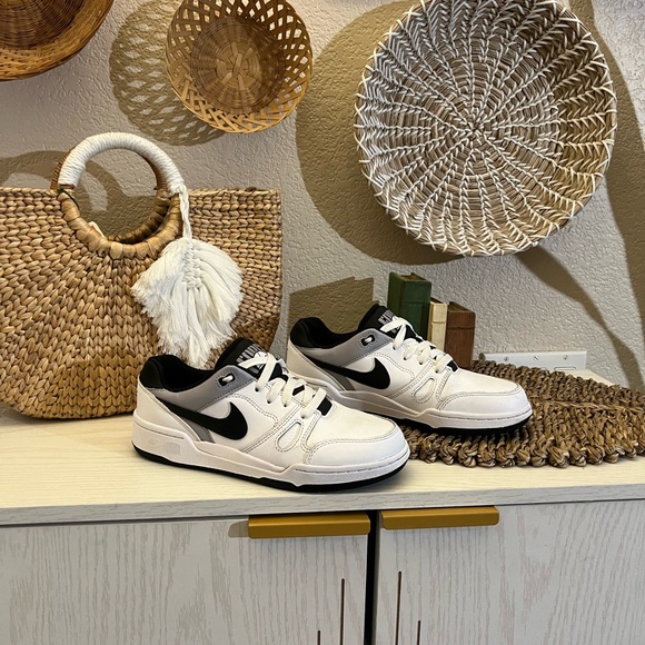 🔥Nike full force White and Black Nike sneakers 5.5Y & 7 like new - Picture 1 of 8